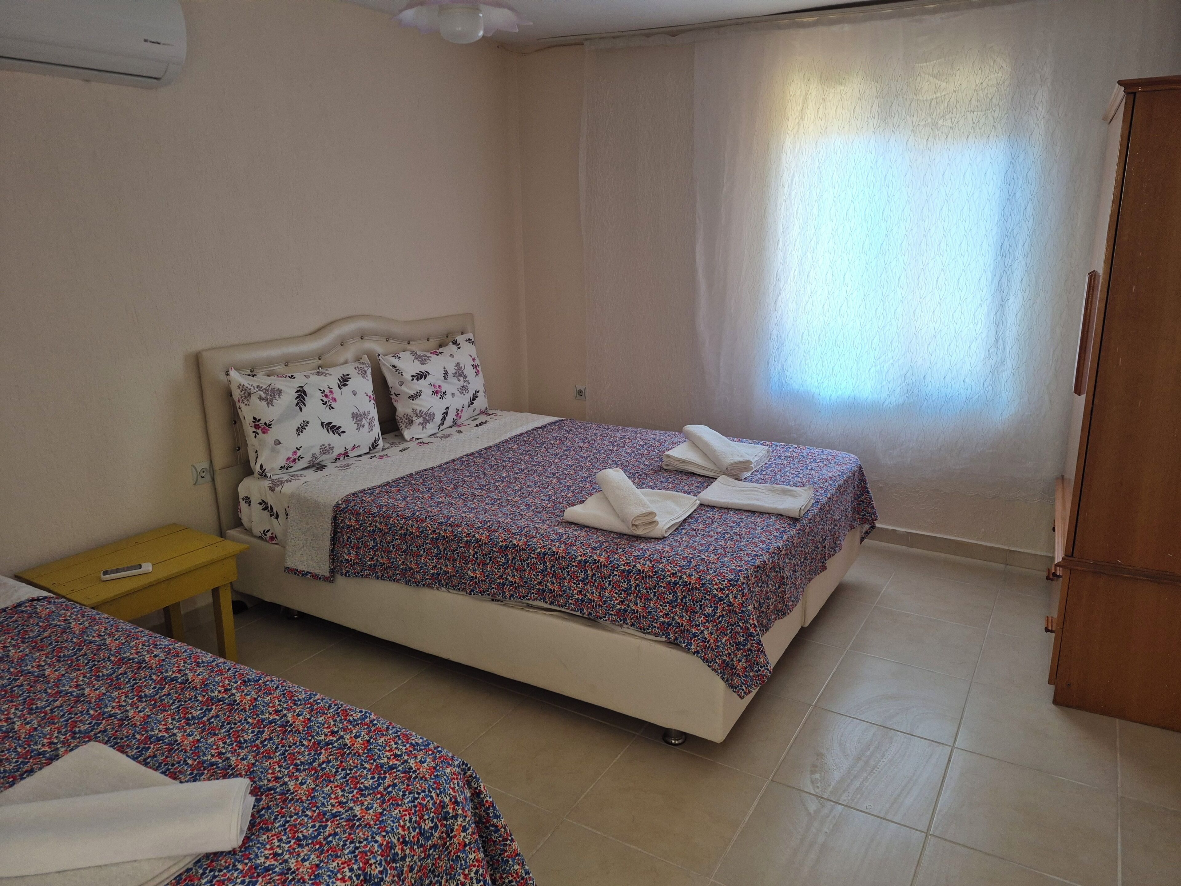 Studio | Premium bedding, desk, bed sheets