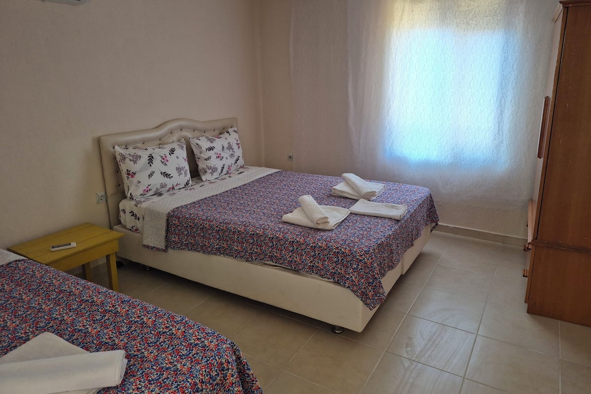 Studio | Premium bedding, desk, bed sheets