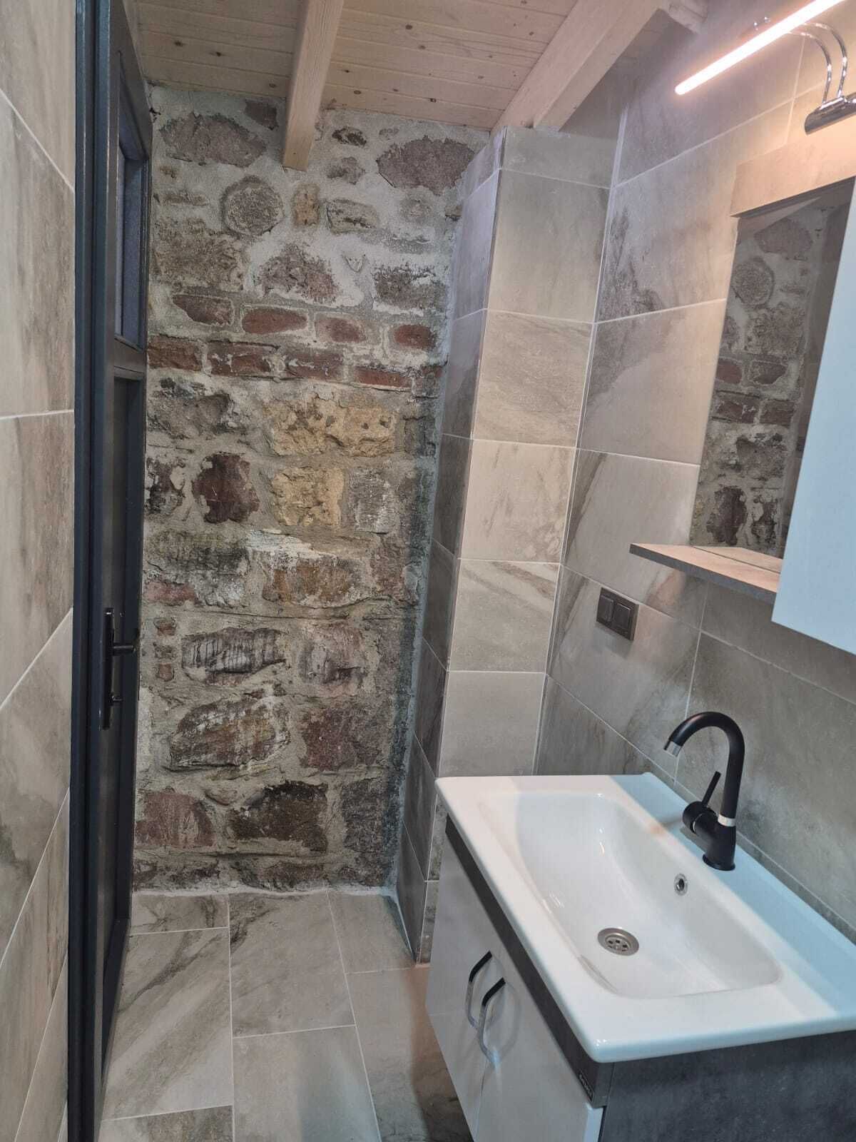 Douche, sèche-cheveux, chaussons, serviettes fournies