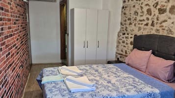 Doppelzimmer | Schreibtisch, Bettwäsche