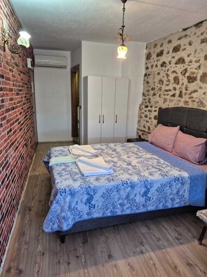 Habitación doble | Escritorio y ropa de cama 