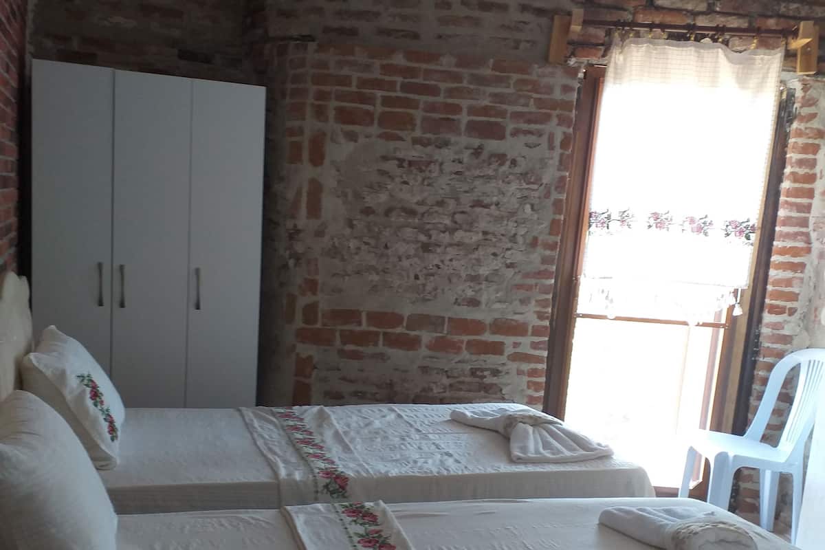 Escritorio y ropa de cama