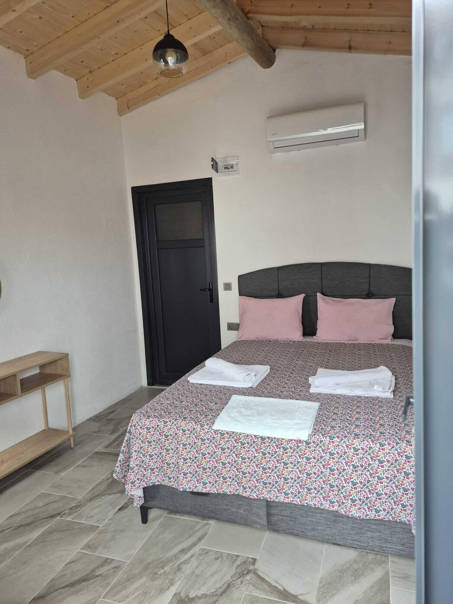 Room, Courtyard Area