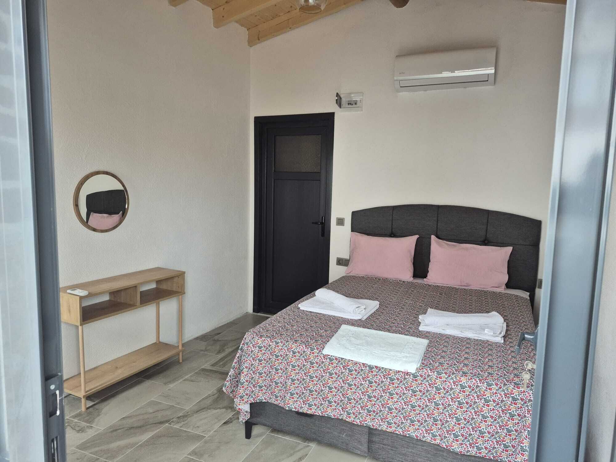 Room | Desk, bed sheets