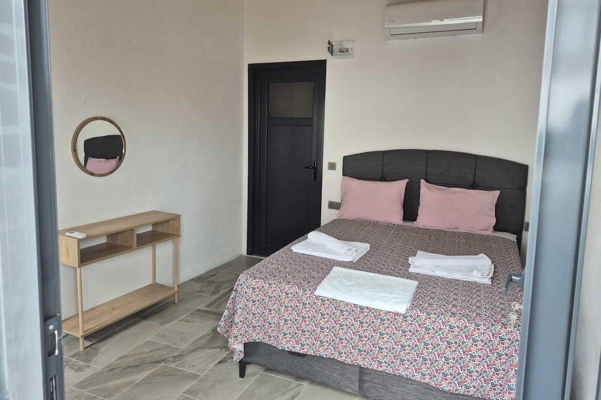 Room | Desk, bed sheets