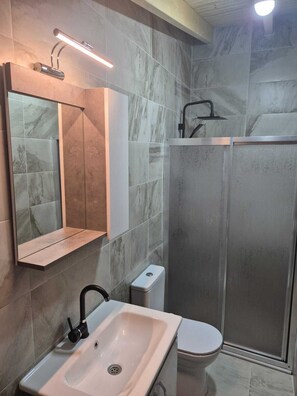 Habitación | Baño | Ducha, secador de pelo, zapatillas y toallas