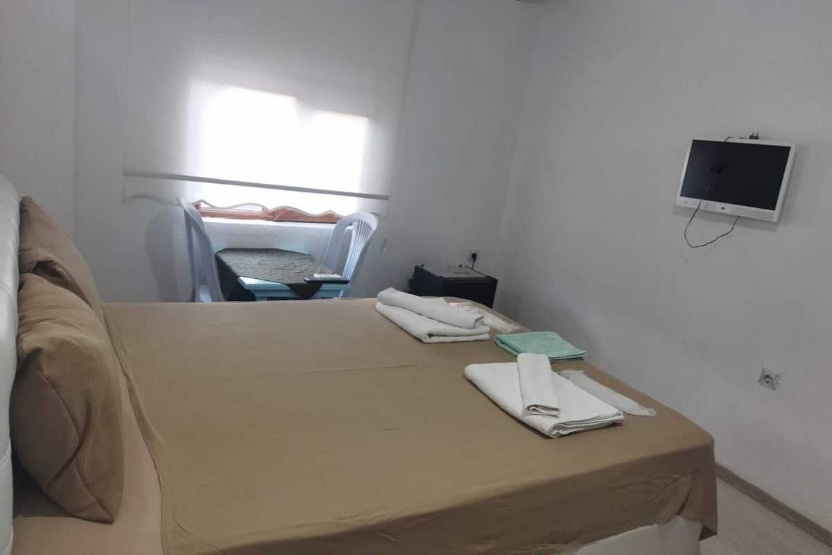 Escritorio y ropa de cama