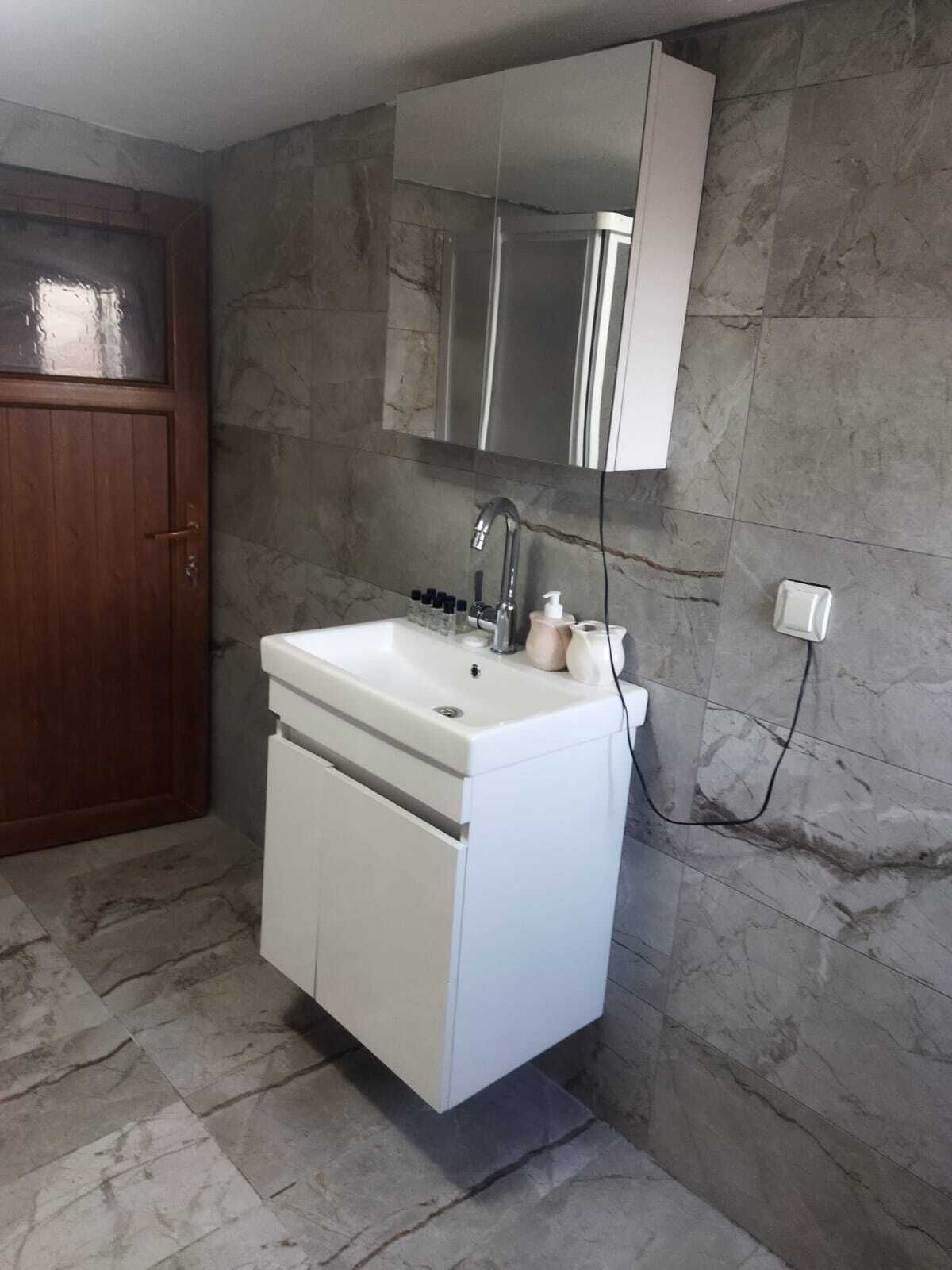 Kamar Quadruple | Kamar mandi | Shower, pengering rambut, sandal, dan handuk