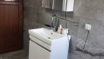 Kamar Quadruple | Kamar mandi | Shower, pengering rambut, sandal, dan handuk