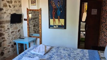 Kamar Double | Meja kerja dan seprai linen