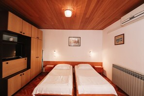 Studio, Balcony, Sea View | Desk, free WiFi, bed sheets - Apartments & Rooms Peranic (Novalja)