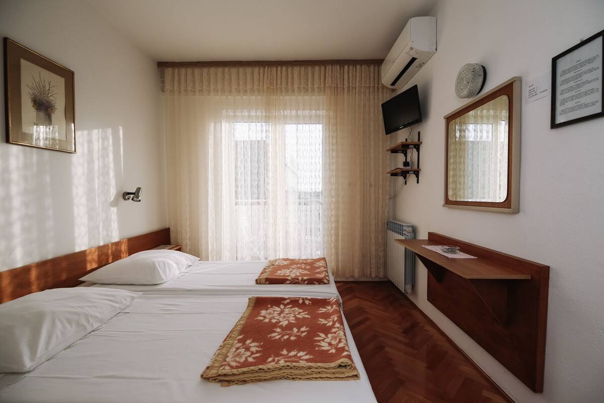 Twin room with sea view (room 3)
