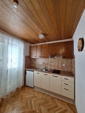 Studio, balcon, vue mer | Cuisine privée | Réfrigérateur, plaque de cuisson