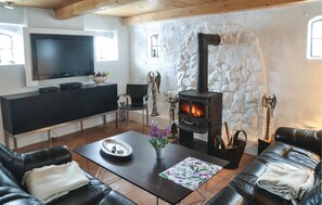 TV, fireplace - Beautiful home in Give with WiFi (Give)