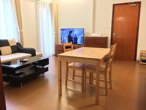Lägenhet - 1 sovrum - balkong | Vardagsrum | 50-tums smart-tv med kabelkanaler och tv