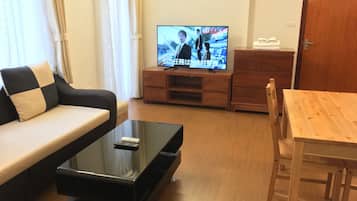 Apartamento, 1 quarto, sacada | Sala de estar | Smart TV 50 polegadas com canais a cabo, TV