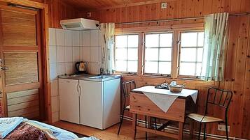 Cottage, Private Bathroom (Kitchenette) | Private kitchenette
