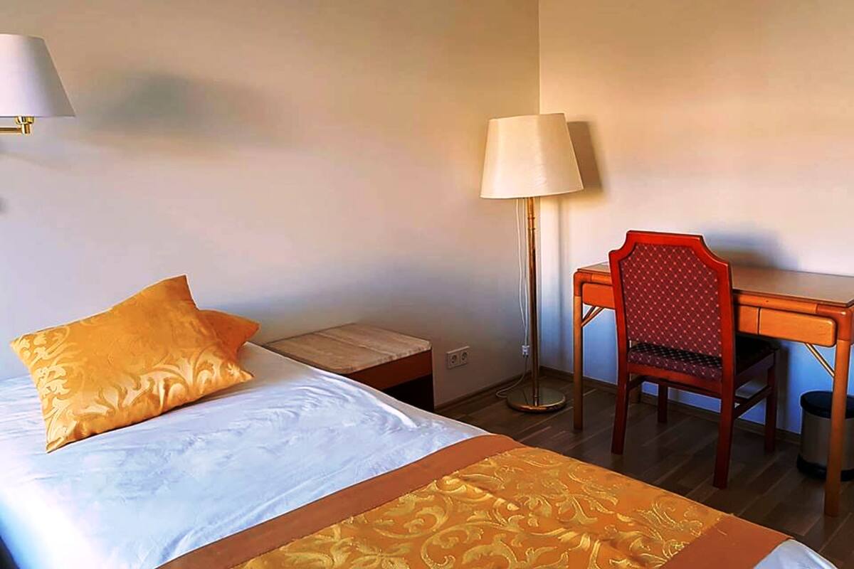 Phòng đôi hoặc 2 giường đơn tiện nghi đơn giản, phòng tắm riêng | Màn/rèm cản sáng, nôi/giường cho trẻ sơ sinh (phụ phí) 