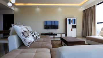 Deluxe-huoneisto, 3 makuuhuonetta | Oleskelualue | Taulutelevisio