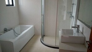 Apartamento Deluxe, 3 habitaciones | Baño | Ducha y bañera combinadas y artículos de higiene personal gratuitos