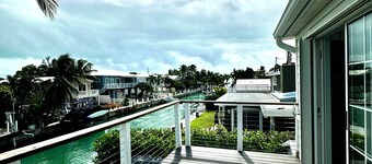 Spacious Waterfront Home on a Direct Ocean Access Canal with a Chilled Pool