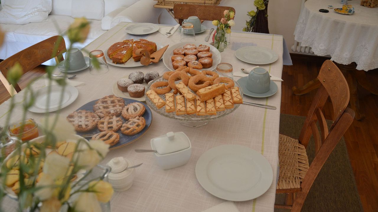 Daily continental breakfast (EUR 7 per person)