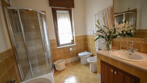 Deluxe Double or Twin Room, 1 Bedroom, Non Smoking | Bathroom | Shower, rainfall showerhead, free toiletries, hair dryer - B&b Terre del Sud (Locri)