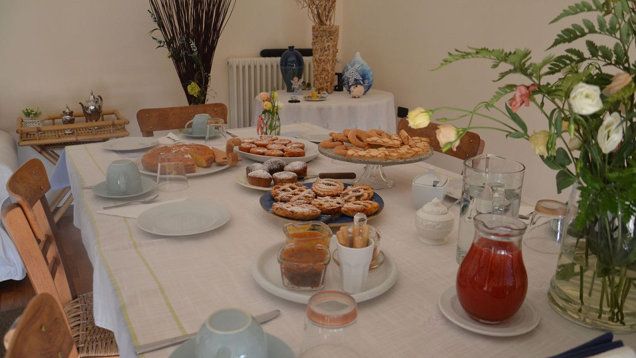 Daily continental breakfast (EUR 7 per person)