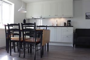 Full-size fridge, microwave, oven, stovetop - Live Lofoten Fisherman's Cabins (Vestvågøy)