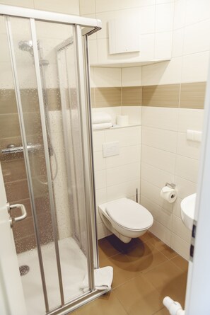 Regadera, amenidades de baño gratuitas, secadora de cabello 