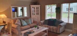 Familienapartment, 2 Schlafzimmer, Balkon | Wohnbereich