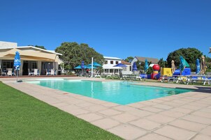 2 piscinas al aire libre, sombrillas, sillones reclinables de piscina