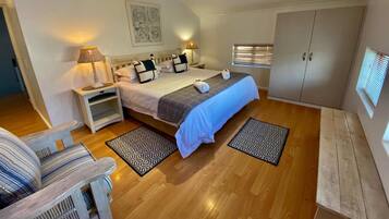 2 bedrooms, desk, iron/ironing board, bed sheets