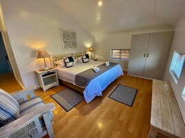 2 bedrooms, desk, iron/ironing board, bed sheets