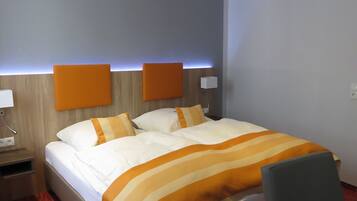 Tallelokero huoneessa, työpöytä, pimennysverhot, ilmainen Wi-Fi