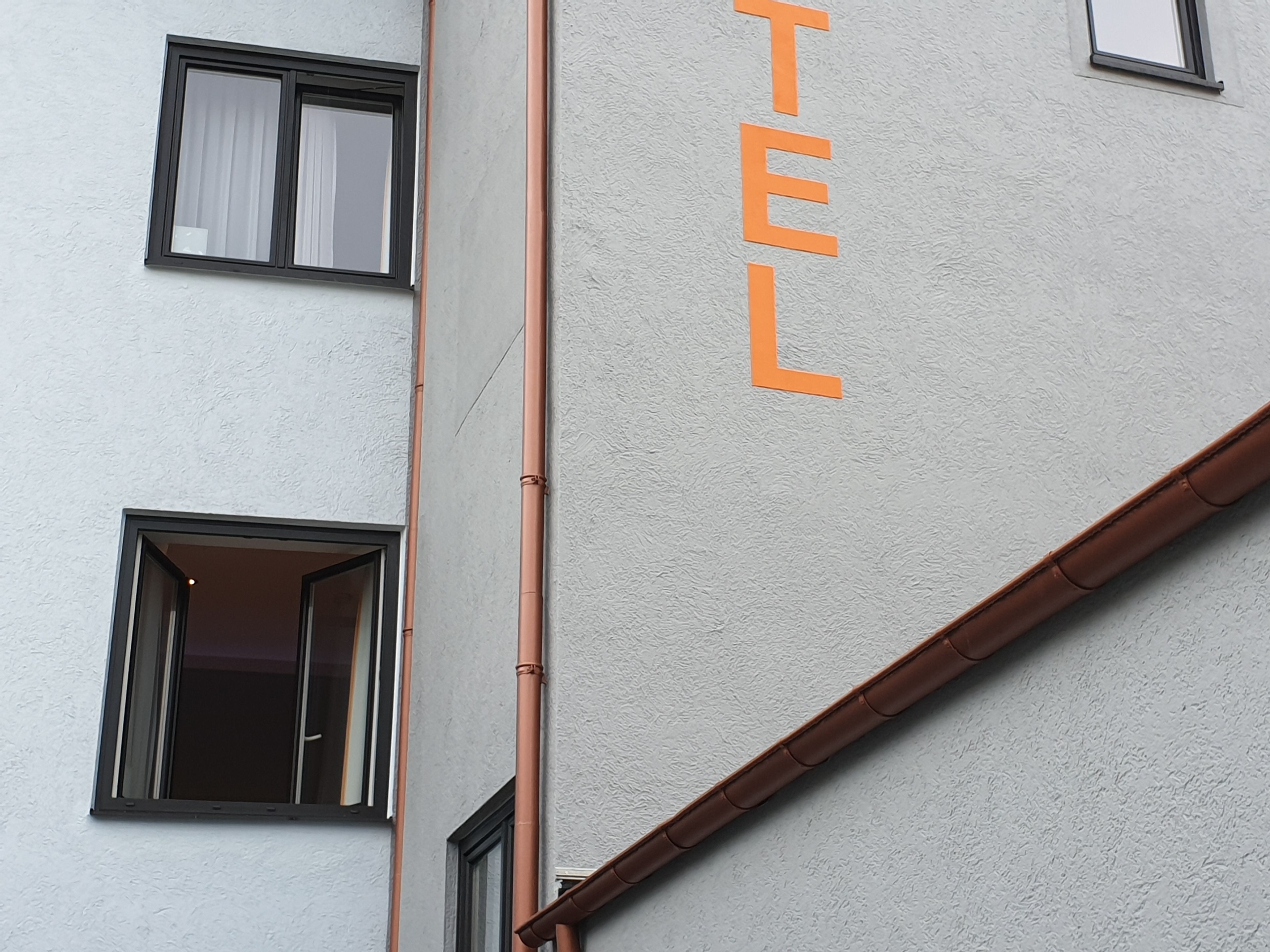 Un edificio con un cartel que dice "HOTEL" en letras anaranjadas.