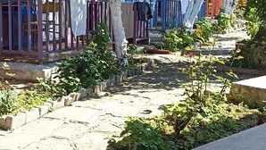 Une rangée de maisons aux couleurs vives, séparées par un chemin pavé de pierres.