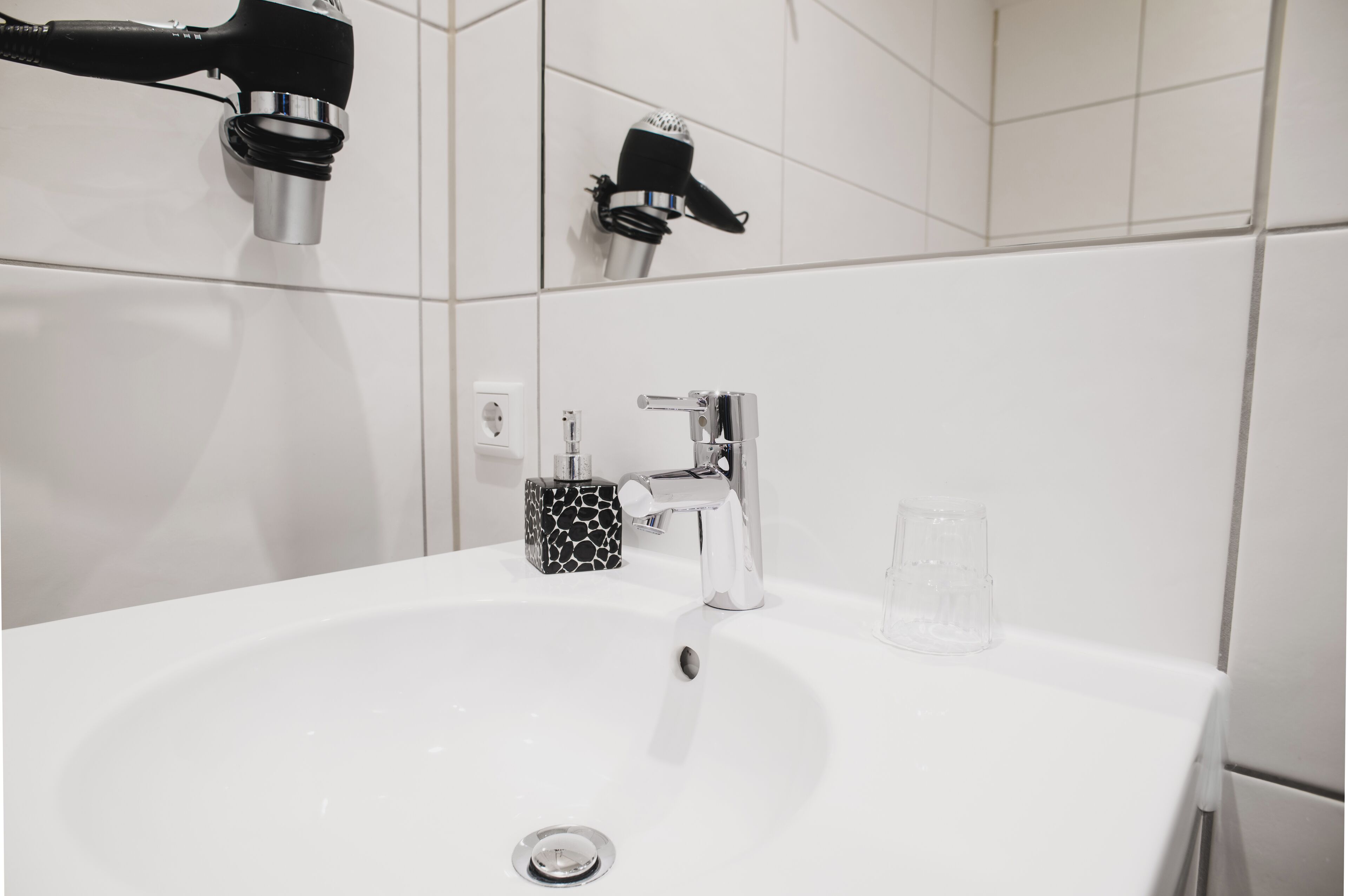 comfort single room | bathroom | free toiletries, hair dryer, towels