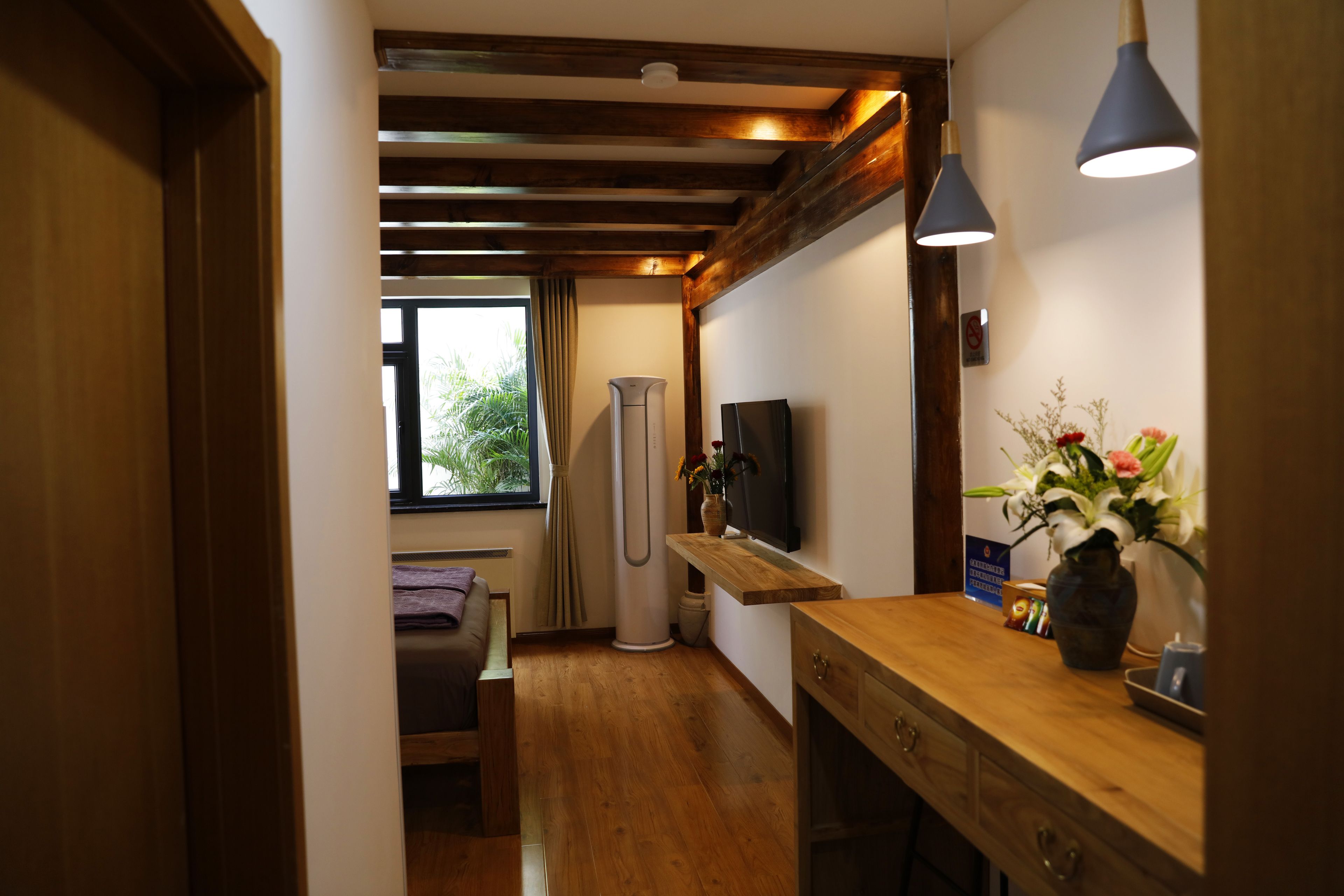 豪華大床房 | 高級寢具、迷你吧、獨特裝修、書桌