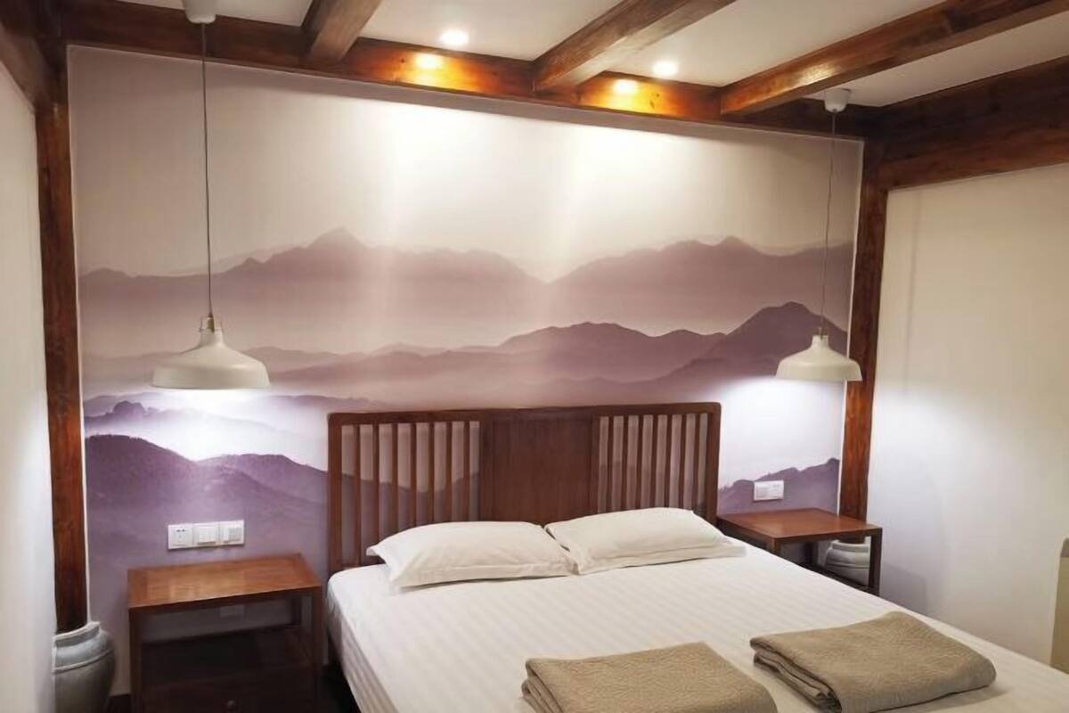 Premium bedding, minibar, desk, blackout curtains