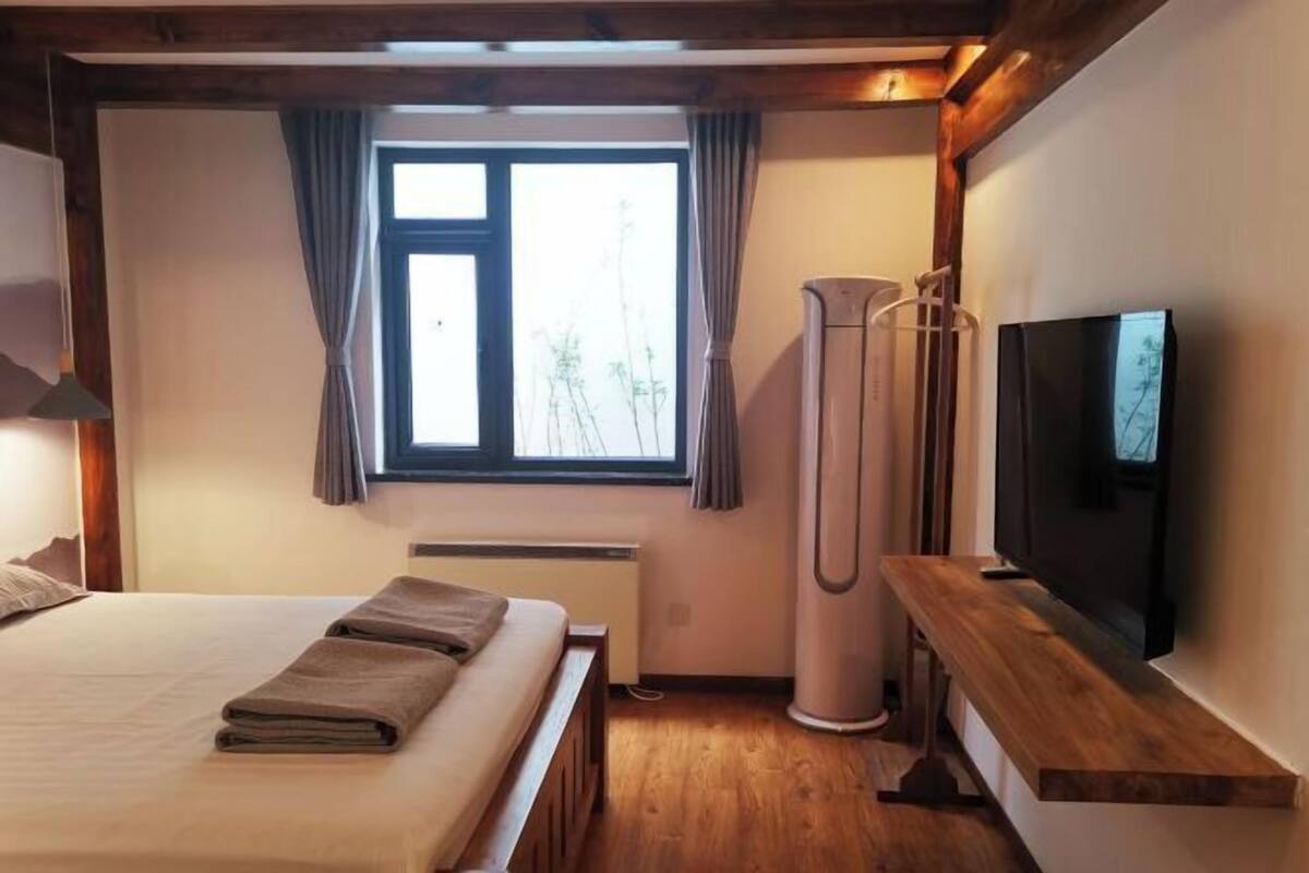 Premium bedding, minibar, desk, blackout curtains