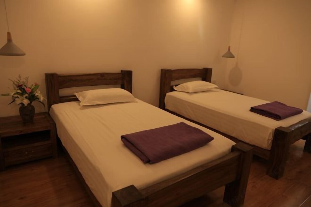Premium bedding, minibar, desk, blackout drapes