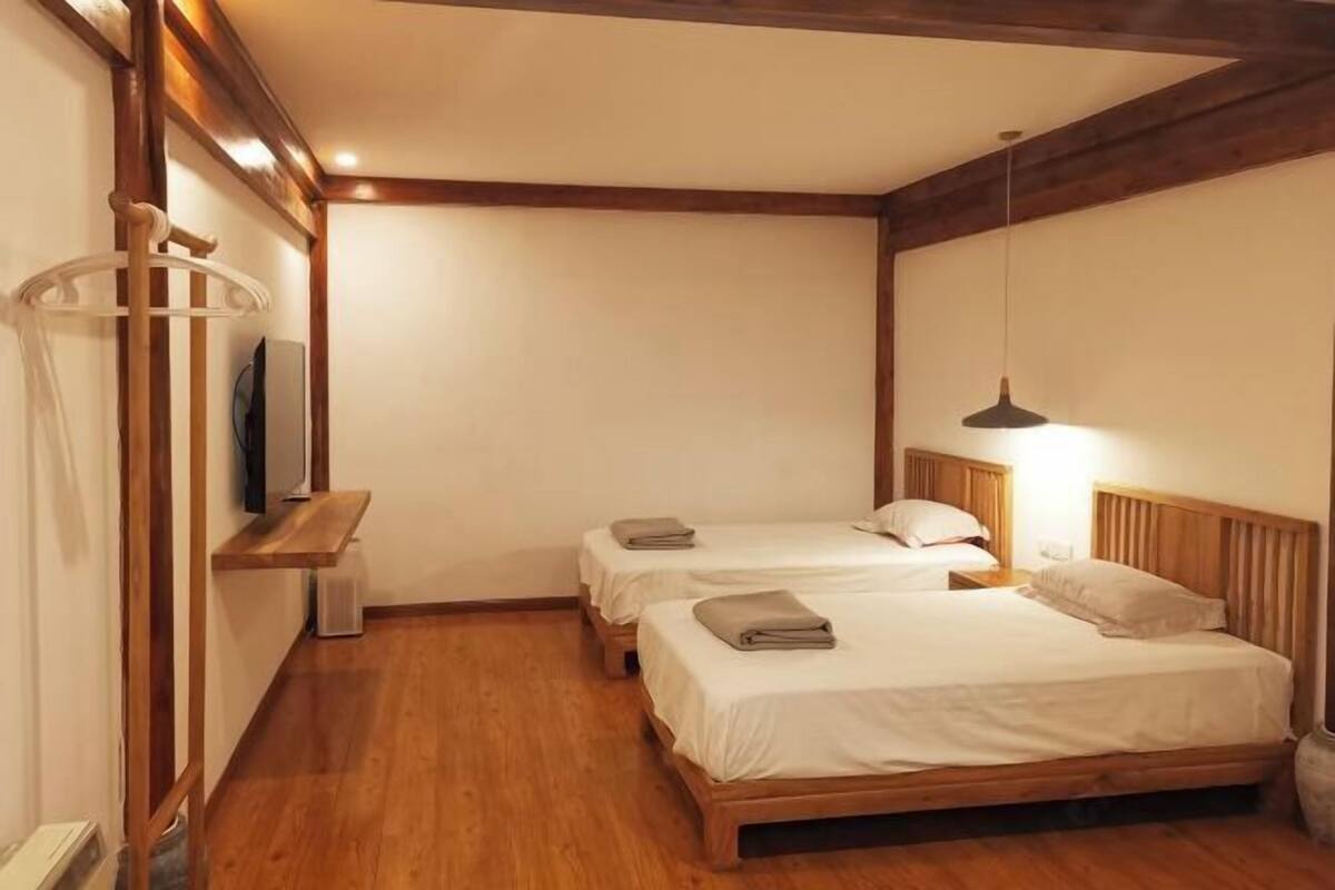 Premium bedding, minibar, desk, blackout curtains