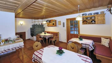 Bao gồm bữa sáng buffet hàng ngày