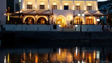 Fassade der Unterkunft – Abend/Nacht