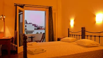 Blackout curtains, free WiFi, bed sheets