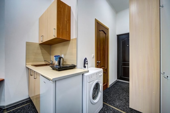 Standard-studio (Petropavlovskaya str. 8 #3) | Yksityinen keittonurkkaus | Jääkaappi, mikroaaltouuni, liesi, keittoastiat/astiat/ruokailuvälineet