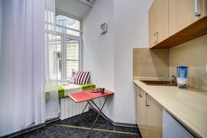 Standard-studio (Petropavlovskaya str. 8 #3) | Yksityinen keittonurkkaus | Jääkaappi, mikroaaltouuni, liesi, keittoastiat/astiat/ruokailuvälineet
