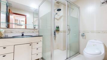 Apartment | Badezimmer | Dusche, Regendusche, kostenlose Toilettenartikel, Haartrockner