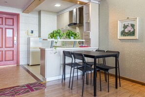 Apartment | Schreibtisch, Verdunkelungsvorhänge, Zustellbetten, kostenloses WLAN